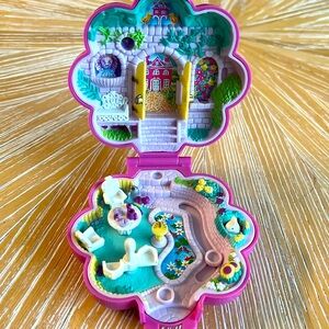 1990 Garden Surprise Bluebird Polly Pocket compact